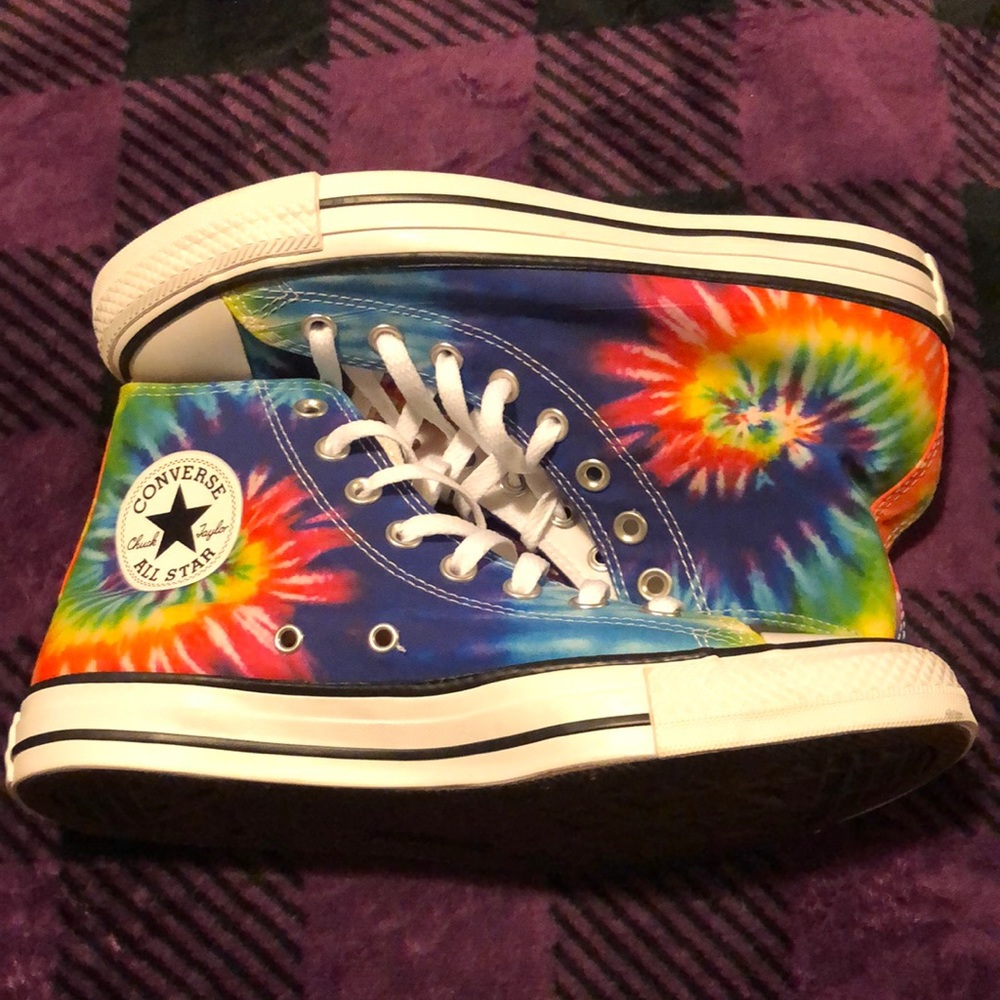 Tie dye converse, brand new never been worn size 9 in woman’s